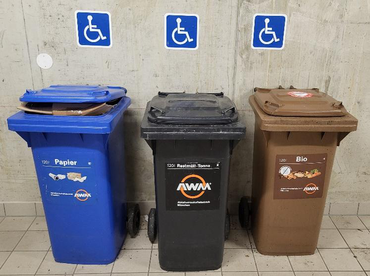 Mülltonnen der Wohnanlage